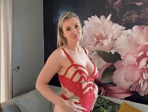 BellaTight Porno Video: Ich brauche deinen schw**z. Meld dich bei mir!!!